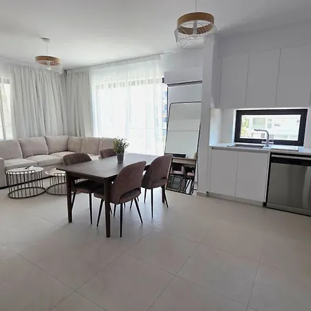 Stunning 2br - Close To & Restaurants * Larnaca